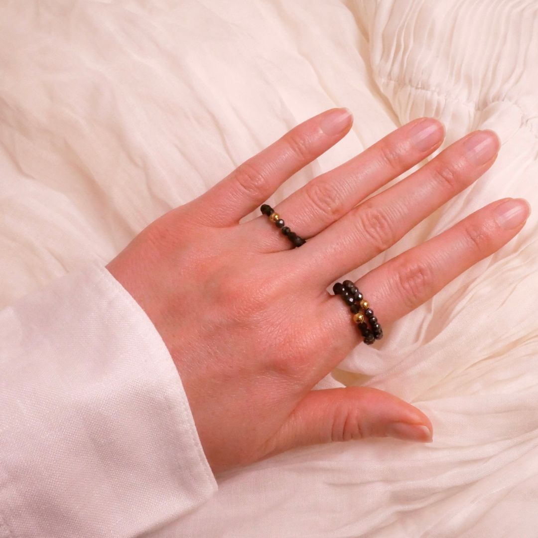 Onyx Ring mit vergoldeter Perle