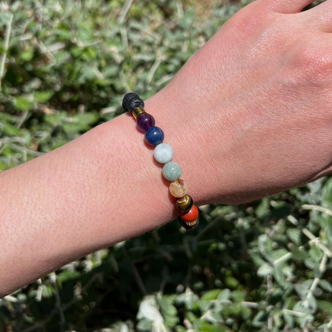 7 Chakra Naturstein Perlen-Armband mit 2 goldenen Spacern