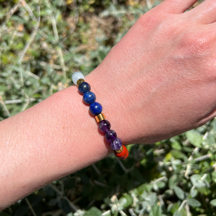 7 Chakra Naturstein Perlen-Armband mit 7 goldenen Spacern