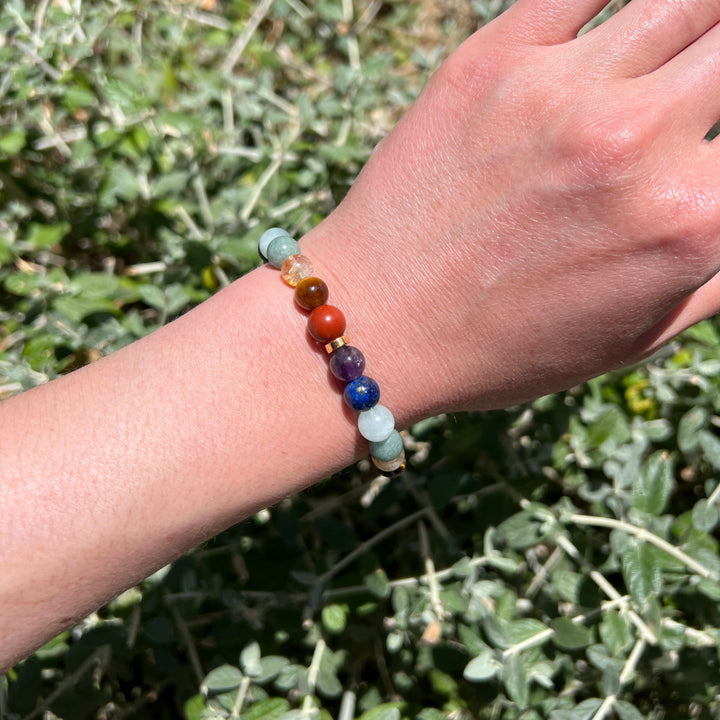 7 Chakra Naturstein Perlen-Armband mit 3 goldenen Spacern