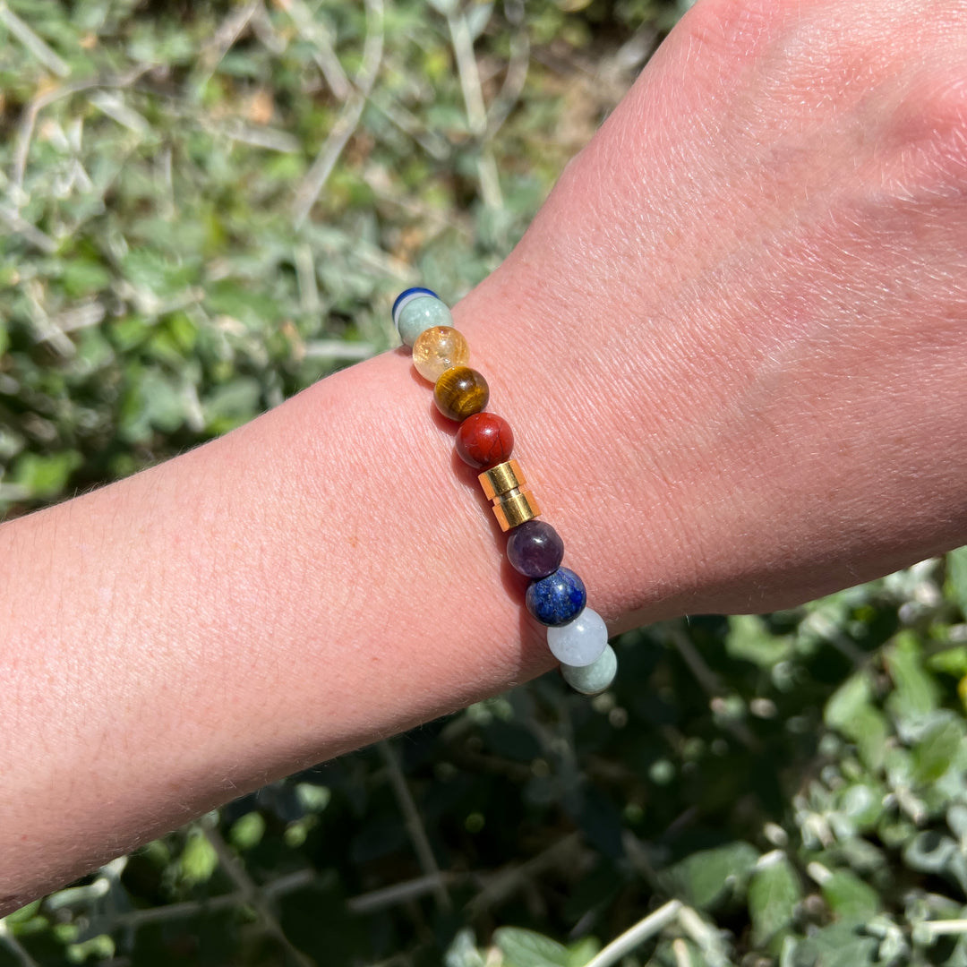 7 Chakra Naturstein Perlen-Armband mit 3 goldenen Spacern