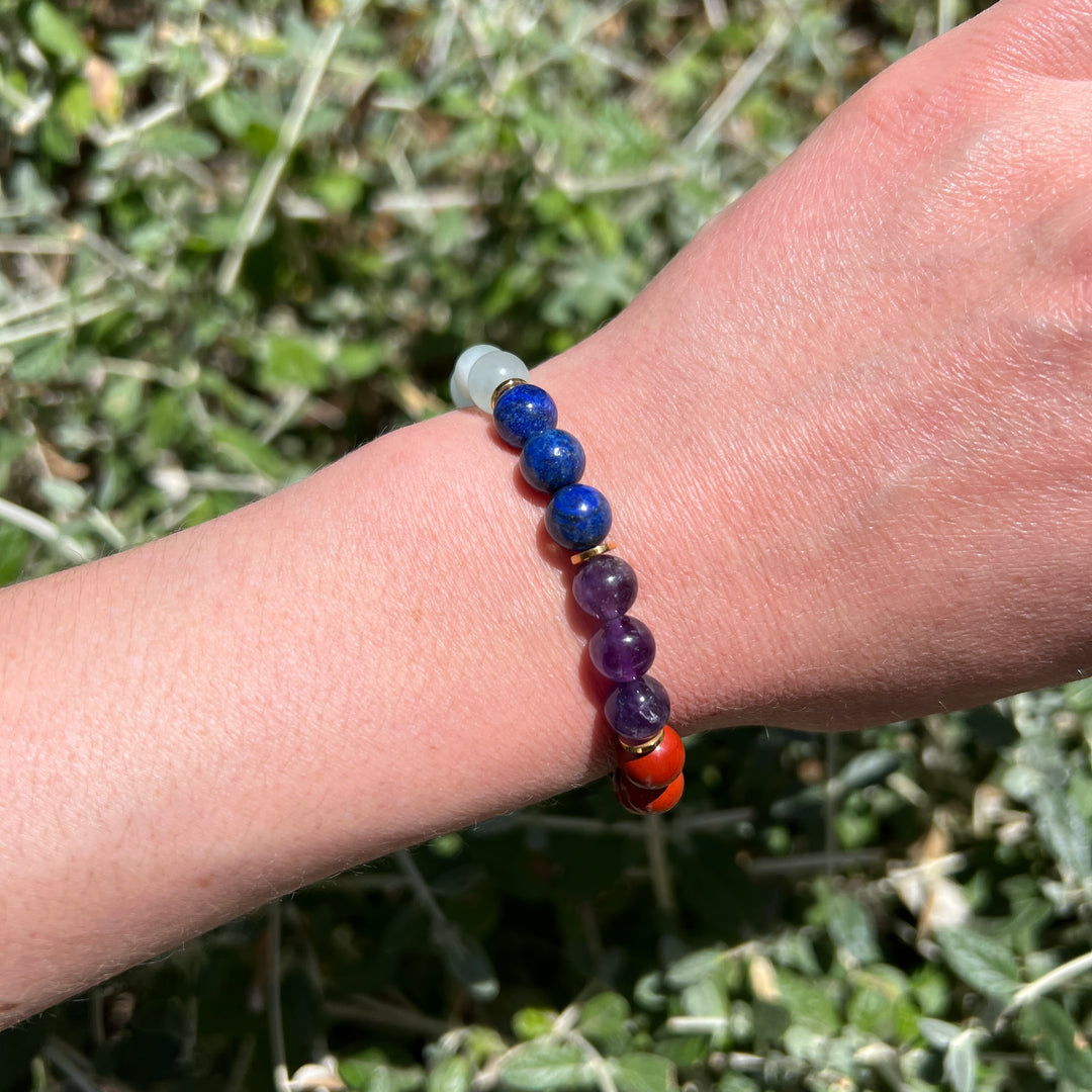 7 Chakra Naturstein Perlen-Armband mit 7 goldenen Spacern